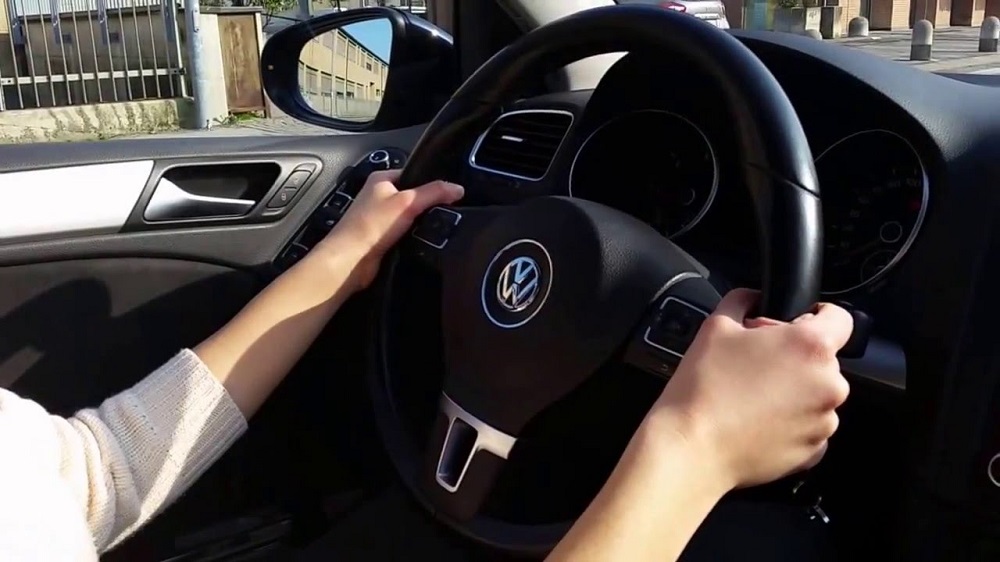 mani volante posizione di guida corretta