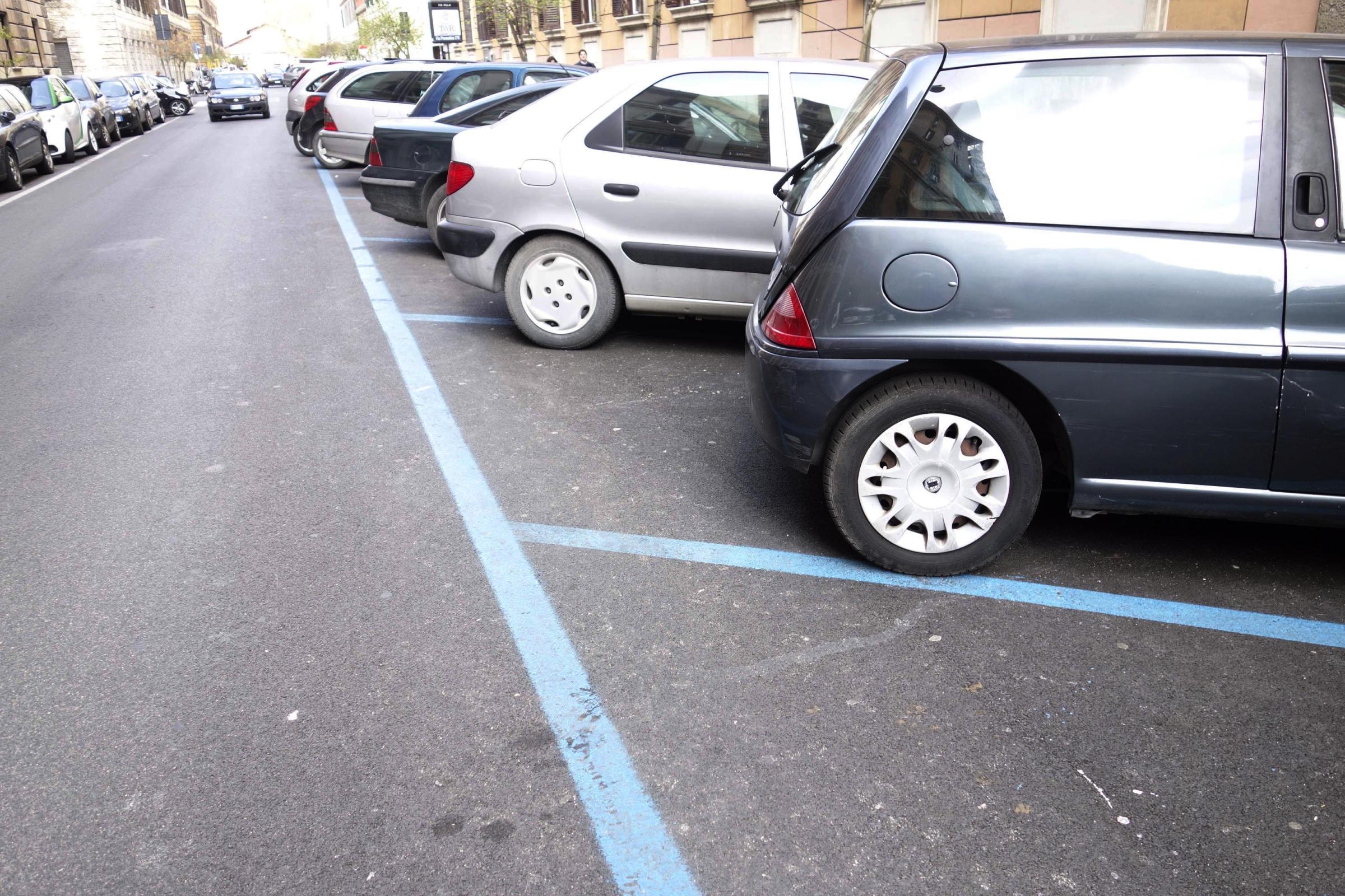 Parcheggi strisce blu