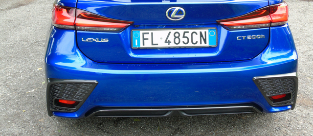 Nuova Lexus CT Hybrid blu