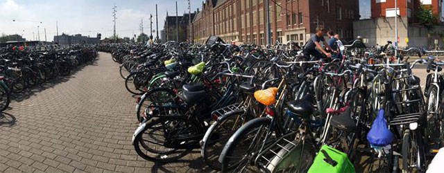 Uno dei tipici parcheggi di biciclette ad Amsterdam