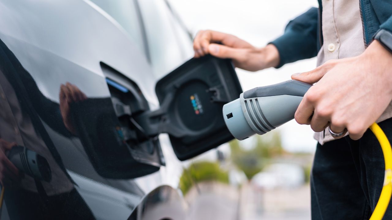 Perché non si vendono auto elettriche? Costano ancora troppo e (quasi) nessuno le prova