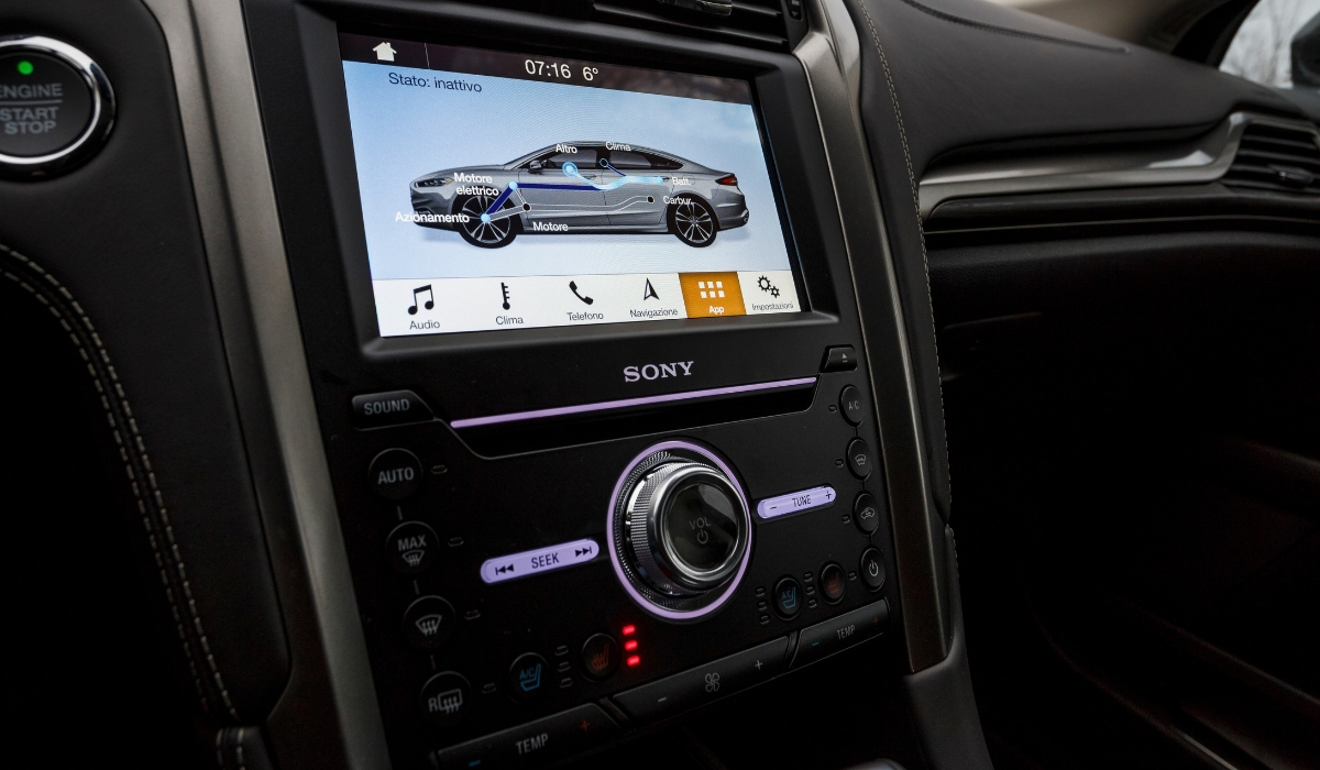 Nuova Ford Mondeo wagon hybrid 2019 schermo sistema multimediale