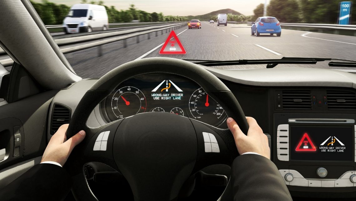 wrong-way driver warning di Bosch: come funziona il sistema per evitare la guida contromano