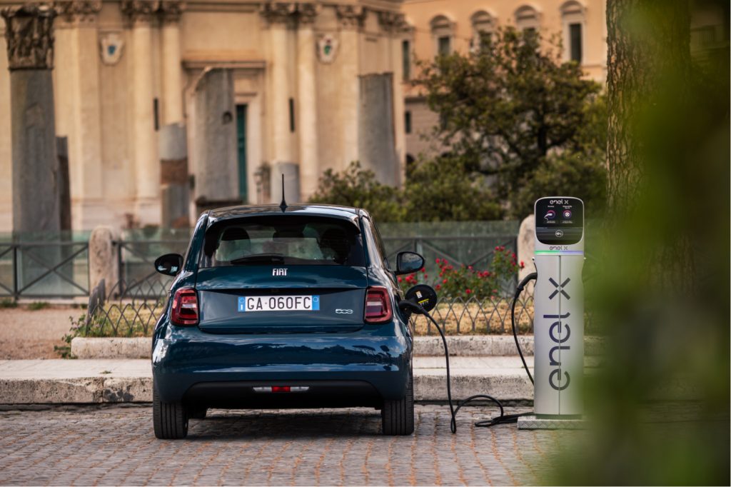 Nuova Fiat 500 elettrica 2020 in ricarica