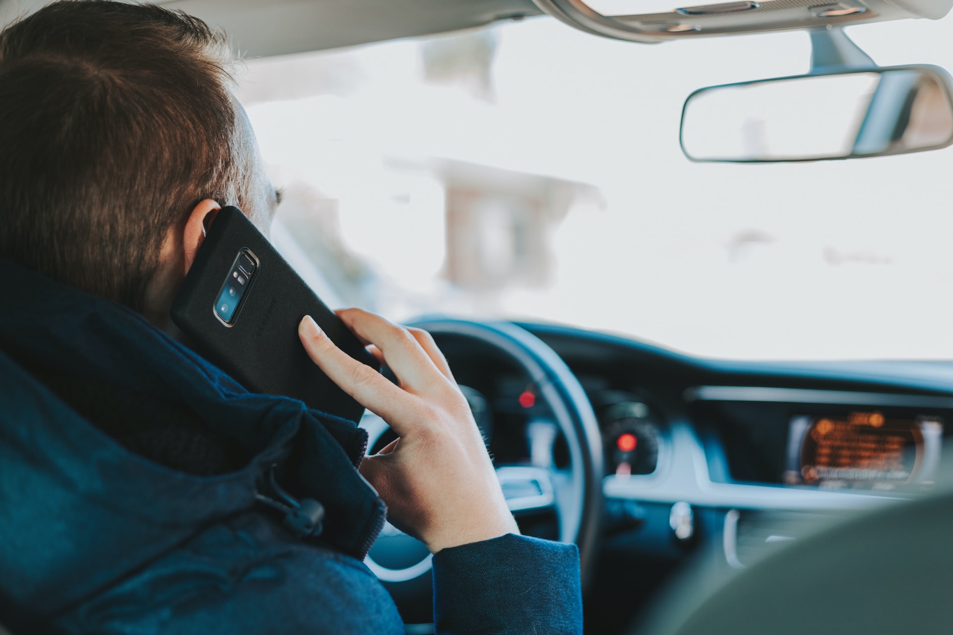 incidenti stradali italia - smartphone al volante