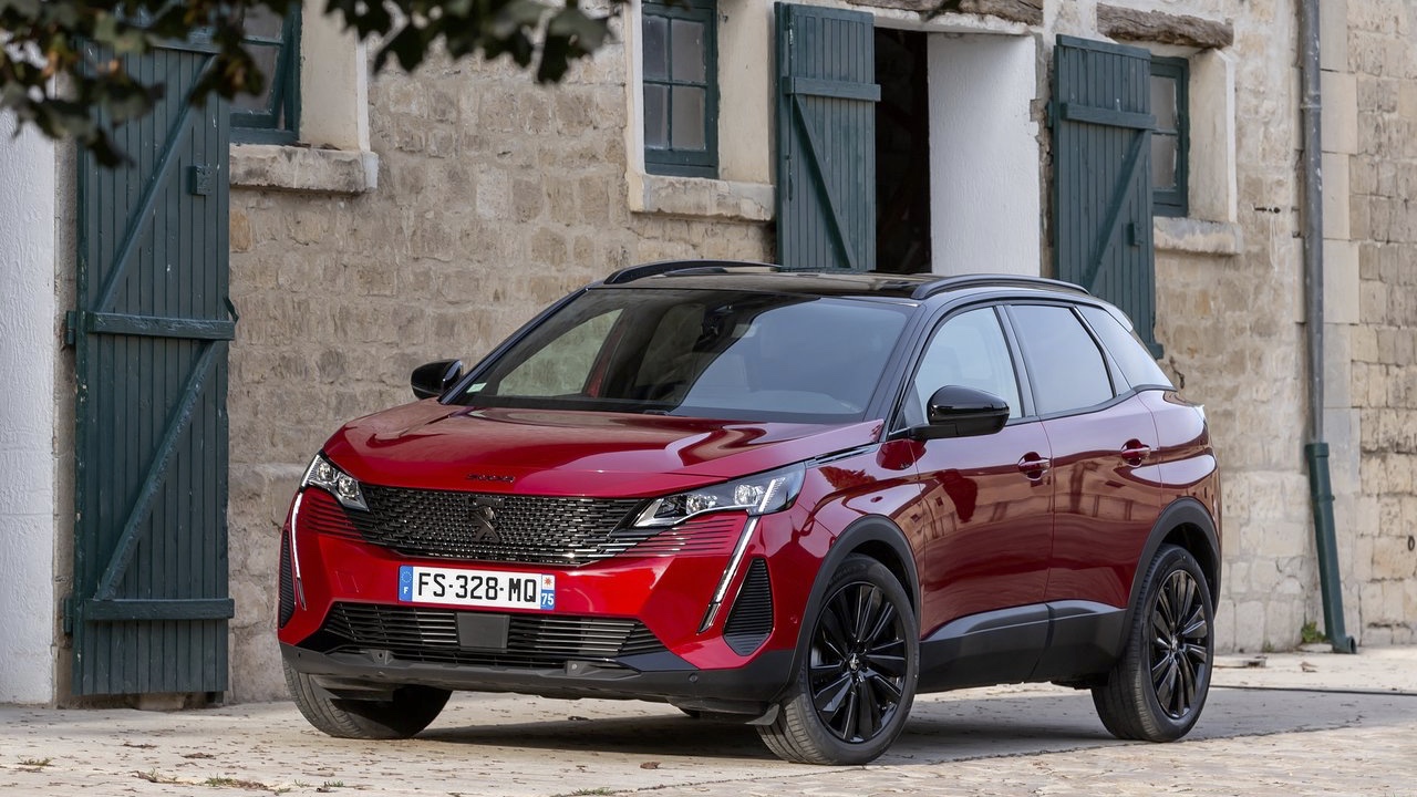 Peugeot 3008 Hybrid 2023 con la novità 180: i prezzi e le caratteristiche
