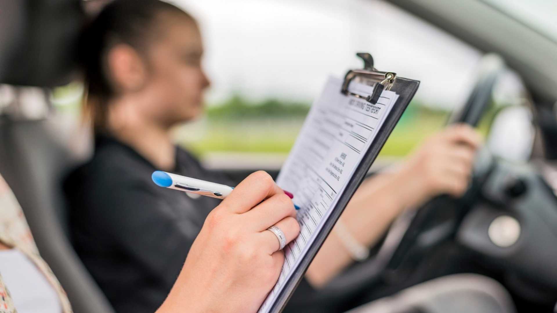 Perché oggi è più difficile prendere la patente: costi triplicati, guide obbligatorie e quiz selettivi
