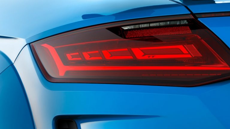 Fari auto LED e OLED: quali sono le differenze?