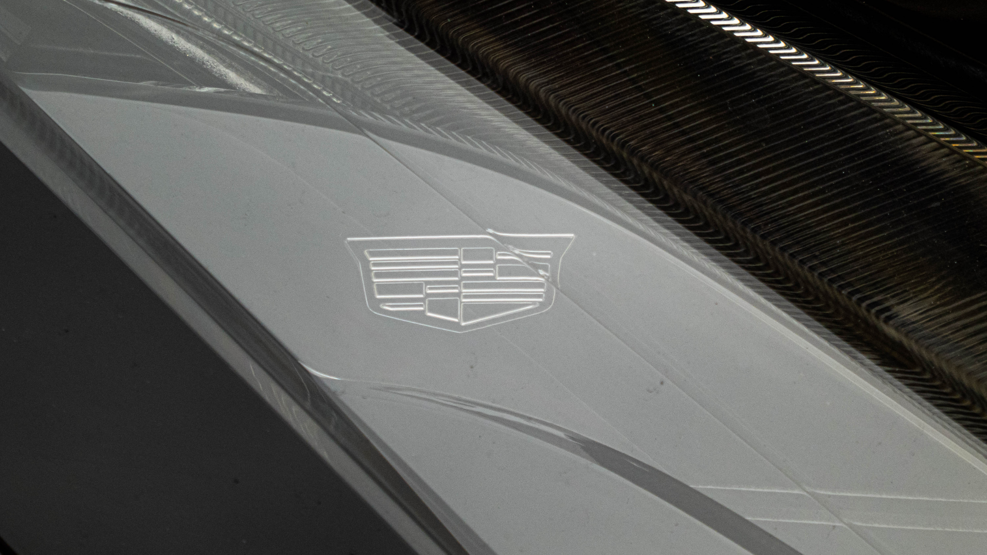 Cadillac XT4 logo nei fari posteriori