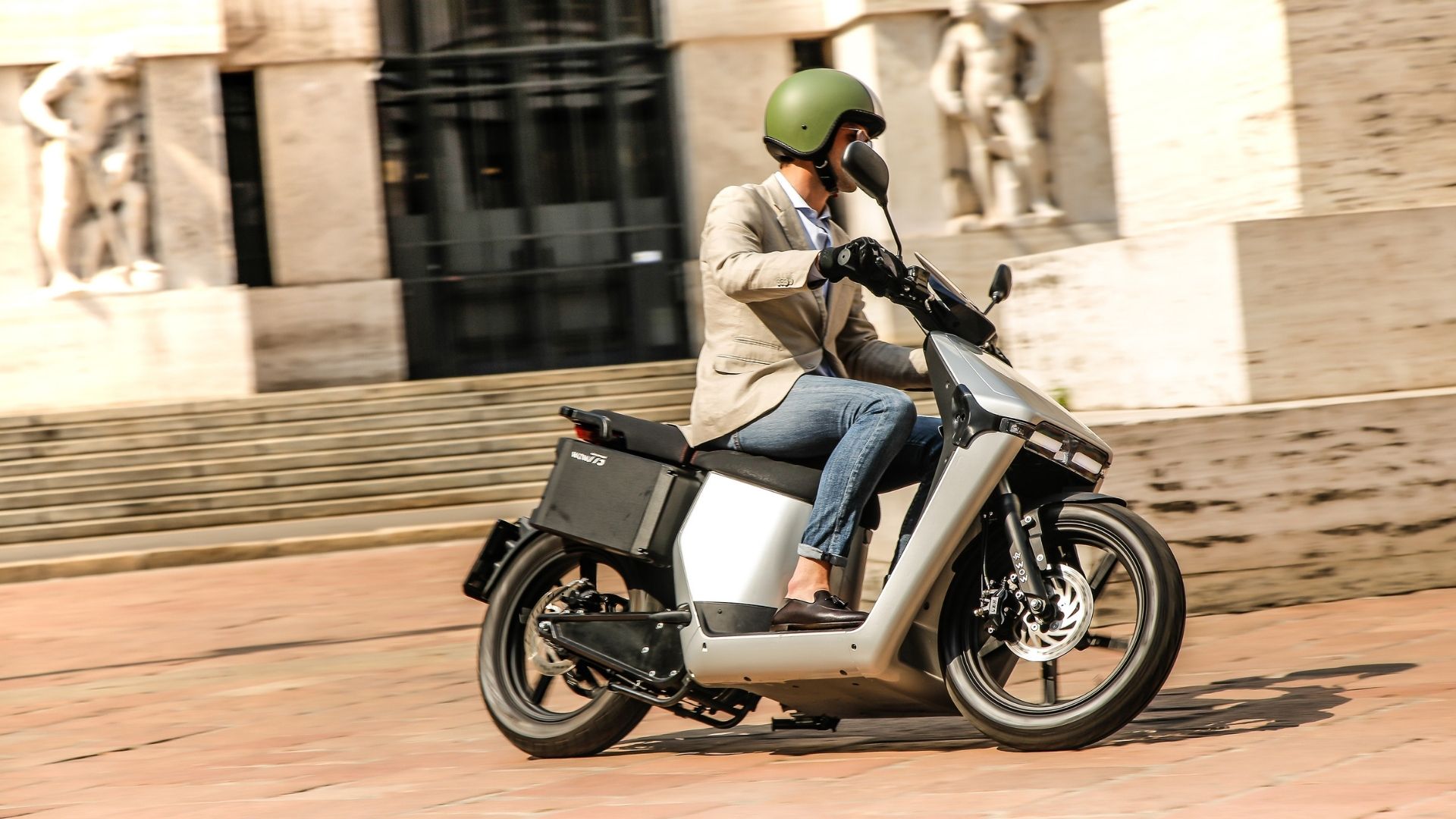 Come si guida uno scooter? Cosa devi sapere prima di allacciarti il casco