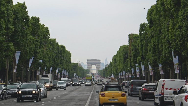 “I pedoni vanno più veloci delle auto”, a Parigi proteste contro il limite di 30 km/h