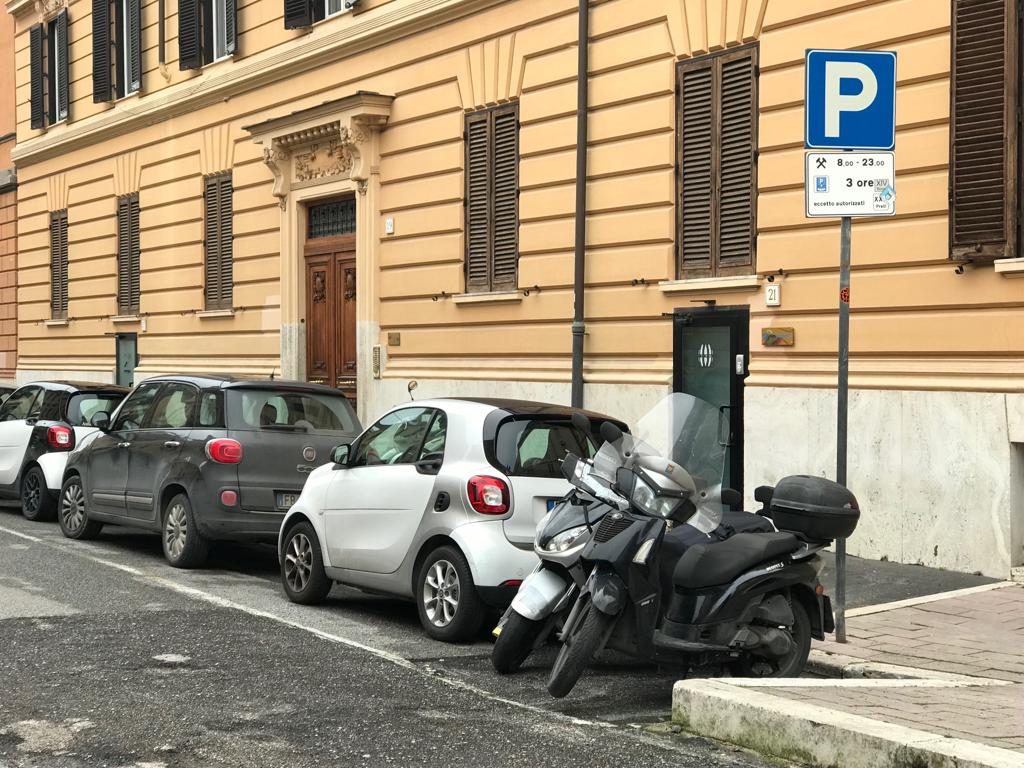 Parcheggiare a Roma diventa una battaglia con Gualtieri