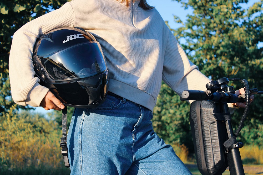 casco-per-monopattino-elettrico-