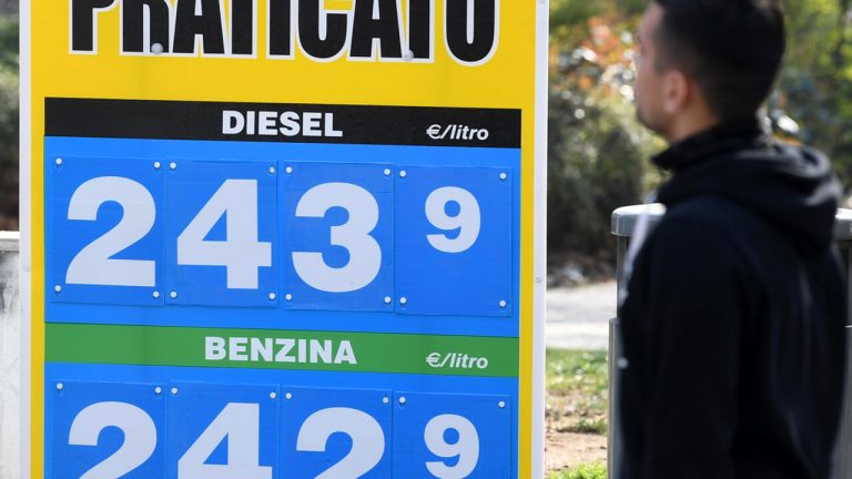 Perché il diesel adesso costa più della benzina