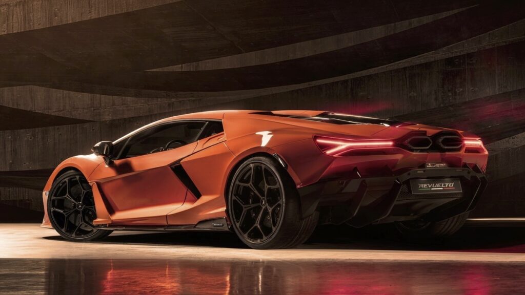 Lamborghini revuelto ricarica