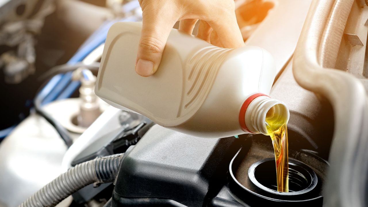 Non sai quando va cambiato l&rsquo;olio motore? Ecco come capirlo