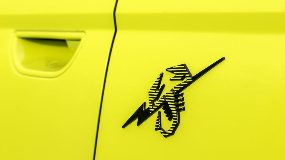 Abarth, ritornano i motori benzina? Il Flop elettrico e la marcia indietro
