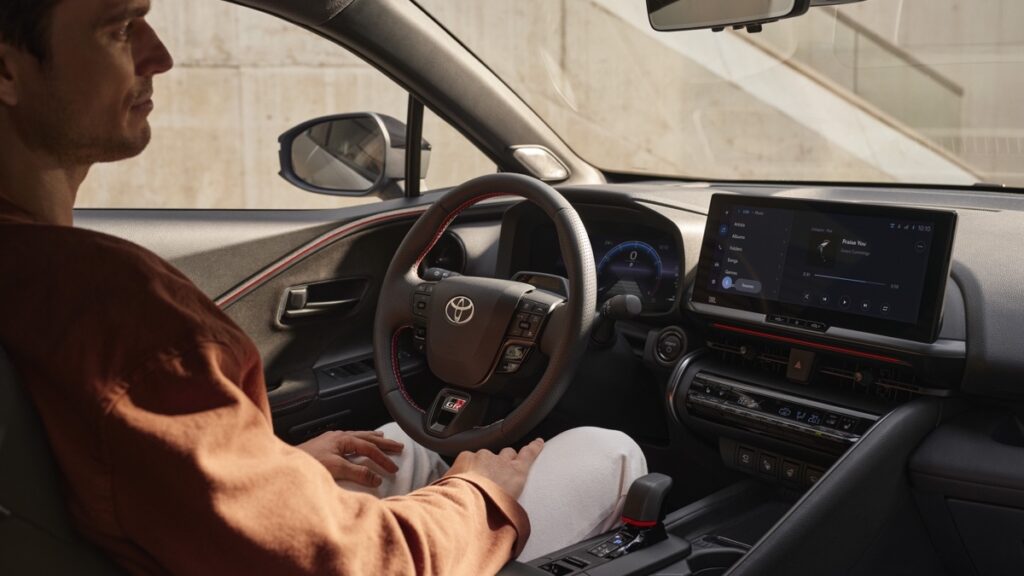 nuova toyota c-hr 2023 interni