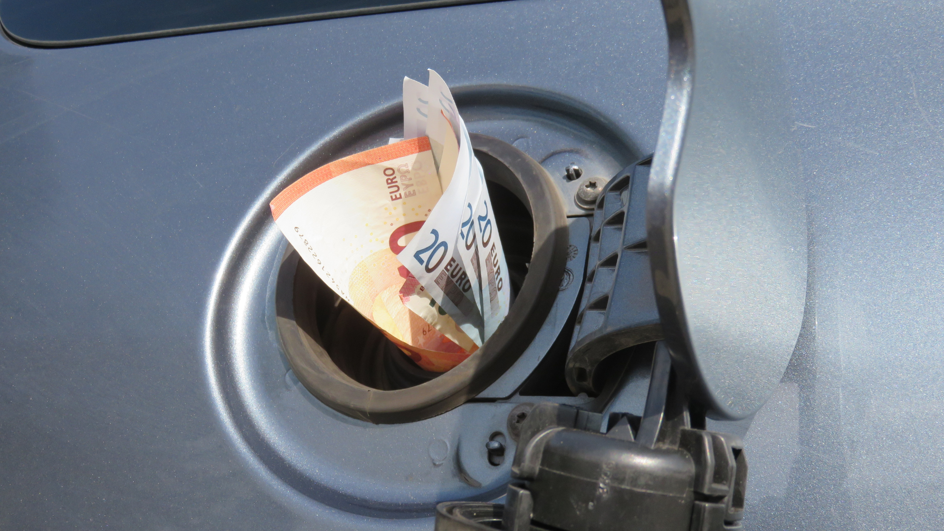 “Bonus carburante” per lavoratori e famiglie a basso reddito, le ipotesi del Governo