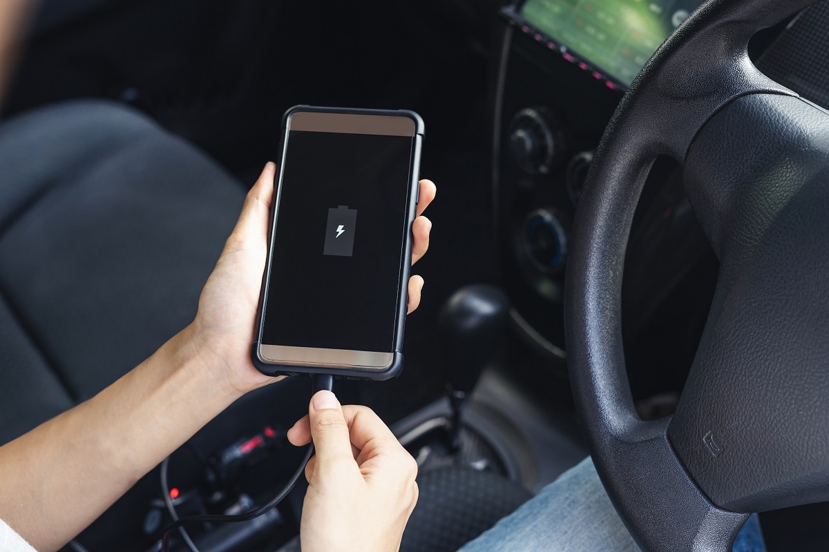 Lo smartphone meglio non ricaricarlo in auto