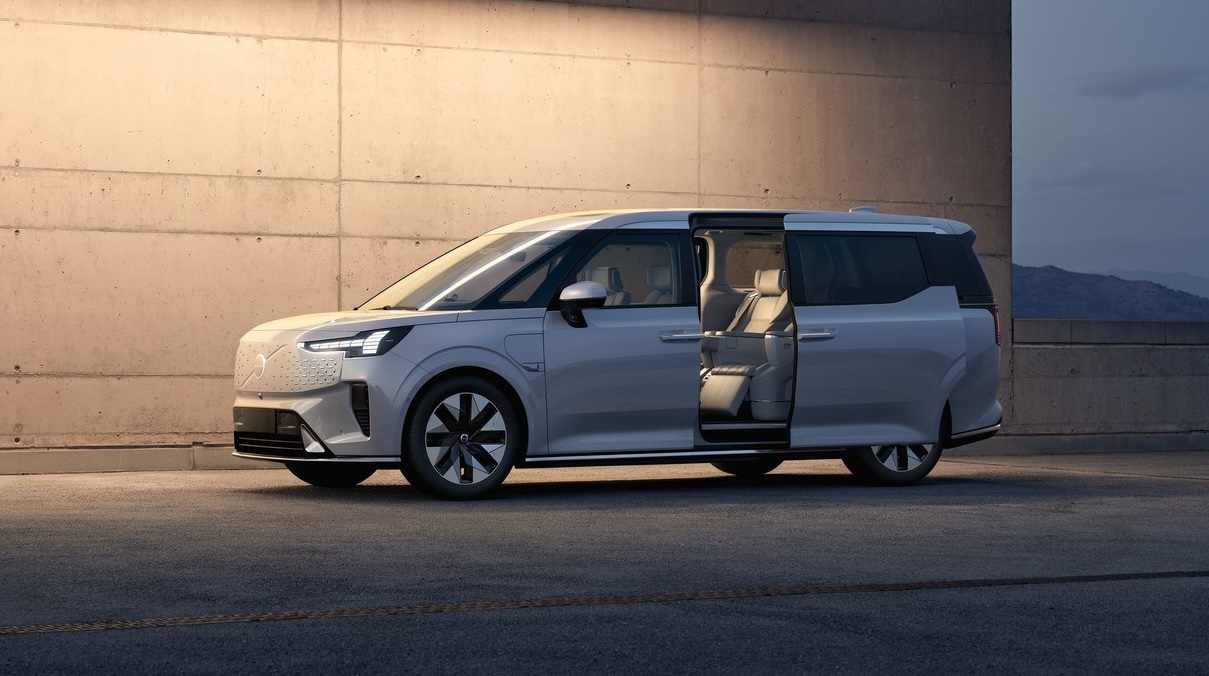 Volvo EM90 dai mille volti: navetta elettrica business e lussuosa 6 posti familiare