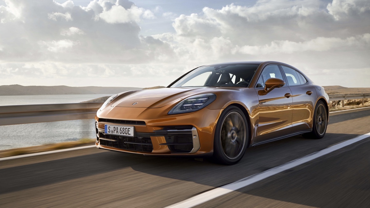 Porsche Panamera 2024 restyling, super Turbo E-Hybrid e un assetto sempre piatto