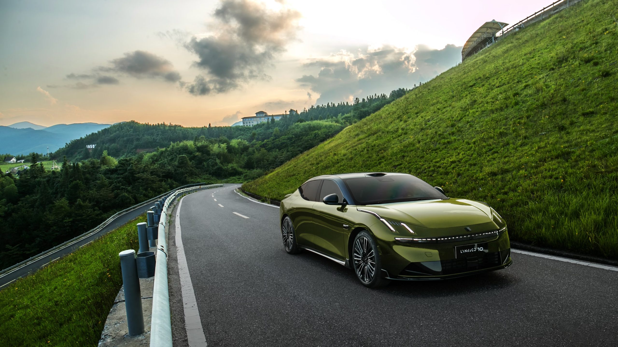 Gamma Lynk & Co 2026: arriva la berlina Plug-In con grande autonomia (e un prezzo piccolo)