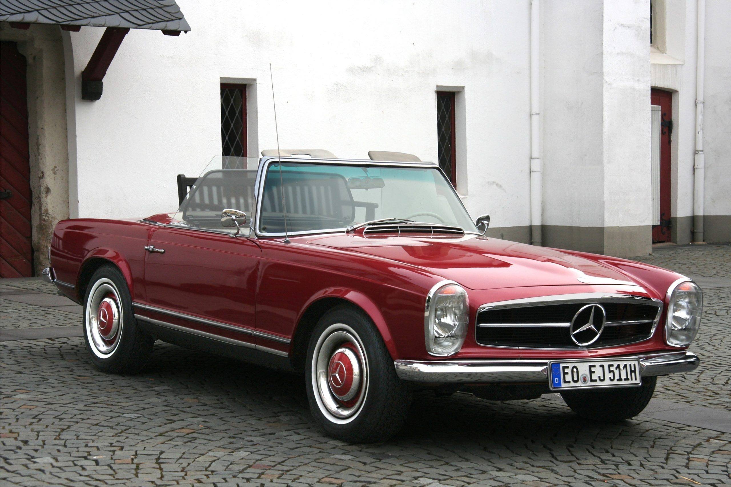 Di Spurzem - Lothar Spurzem - File:MB_230_SL,_Bj._1964,_Front_(2009-05-01).jpg, CC BY-SA 2.0 de, https://commons.wikimedia.org/w/index.php?curid=27704554