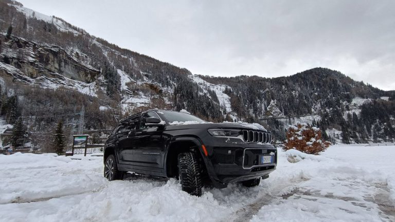 Test Drive Jeep Grand Cherokee 4xe: passa sopra anche metri di neve