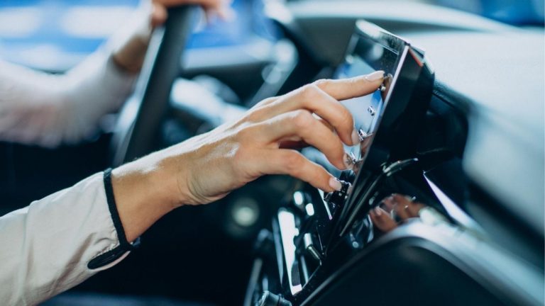 Auto 2.0: come le nuove tecnologie stanno cambiando il modo di guidare