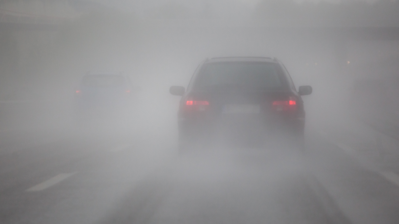 Come si deve guidare quando c’è la nebbia lungo la strada