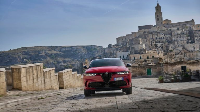 Alfa Romeo Tonale 2024 è un omaggio (al) made in Italy