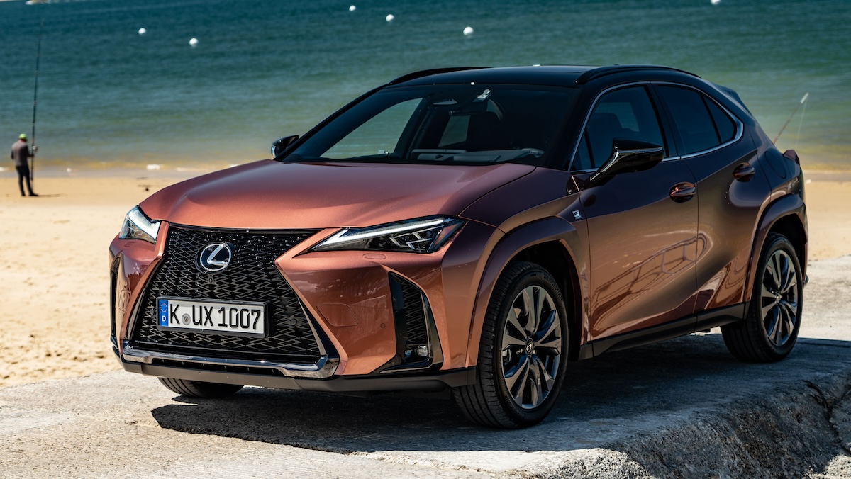 Lexus UX 2024, 300h guida le novità a tutto campo