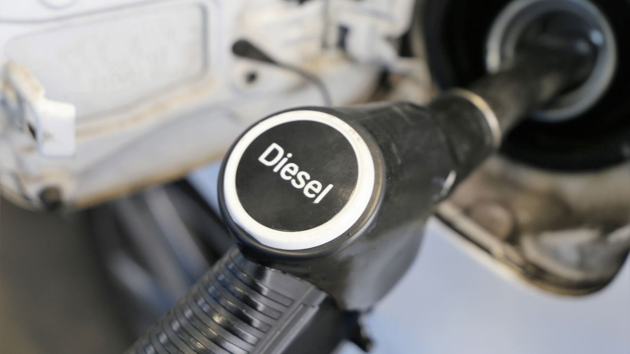Perché il diesel costa più della benzina