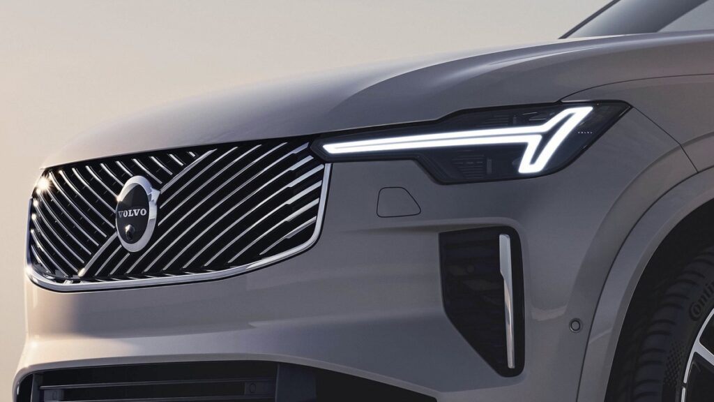 nuova volvo xc90 2025 fari matrix led