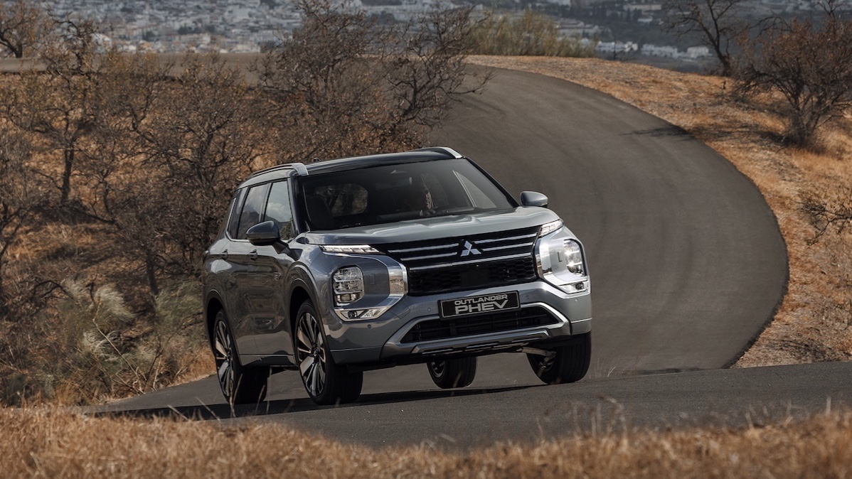 Mitsubishi Outlander PHEV 2025, che balzo in avanti su potenza e autonomia elettrica
