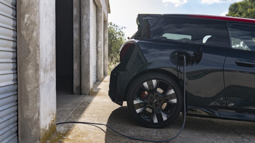 nuova mini cooper jcw elettrica ricarica e batteria