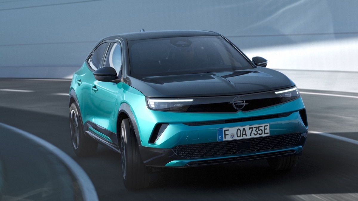 Opel Mokka 2025, il restyling: fuori è (quasi) sempre lei, ma dentro cambia tanto