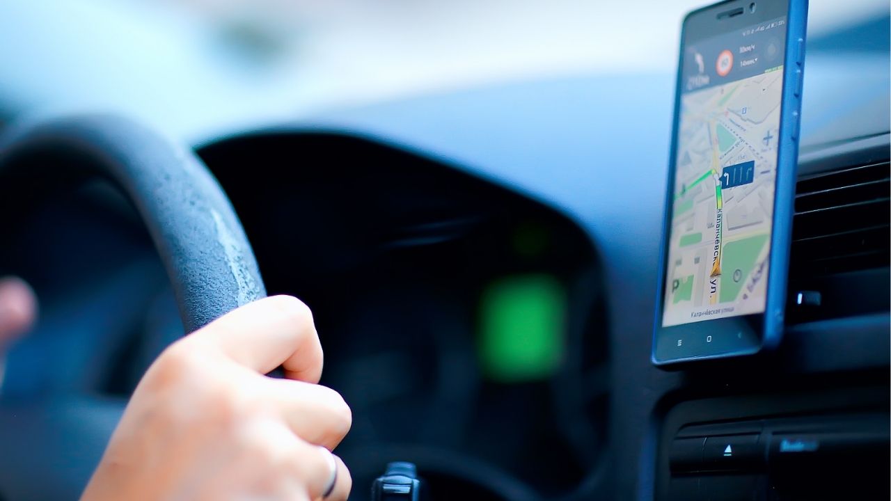 Codice della Strada: si può usare il telefono come navigatore?