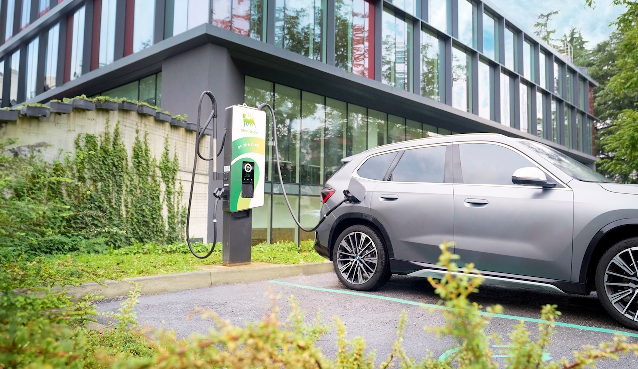 Noleggiare un’elettrica con Arval: con Charge & Lease oltre all’auto c’è la colonnina Plenitude