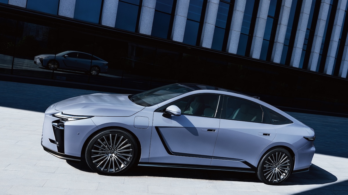 20NUOVA LEXUS es 2026 dimensioni