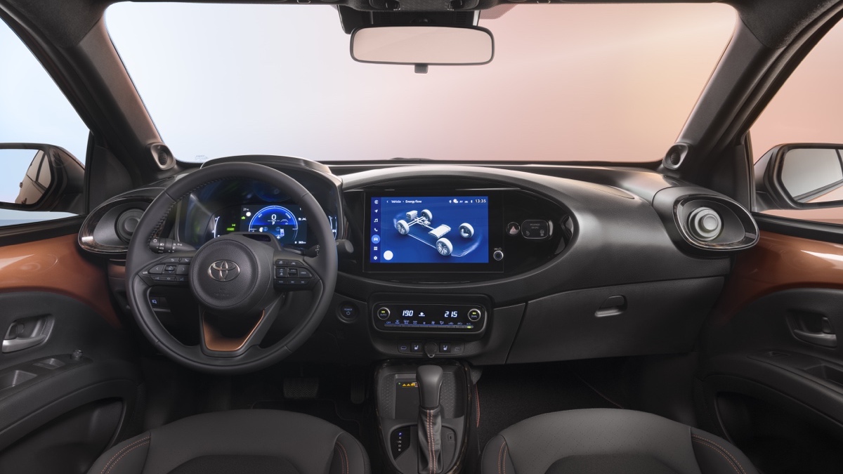 nuova toyota aygo x hybrid interni