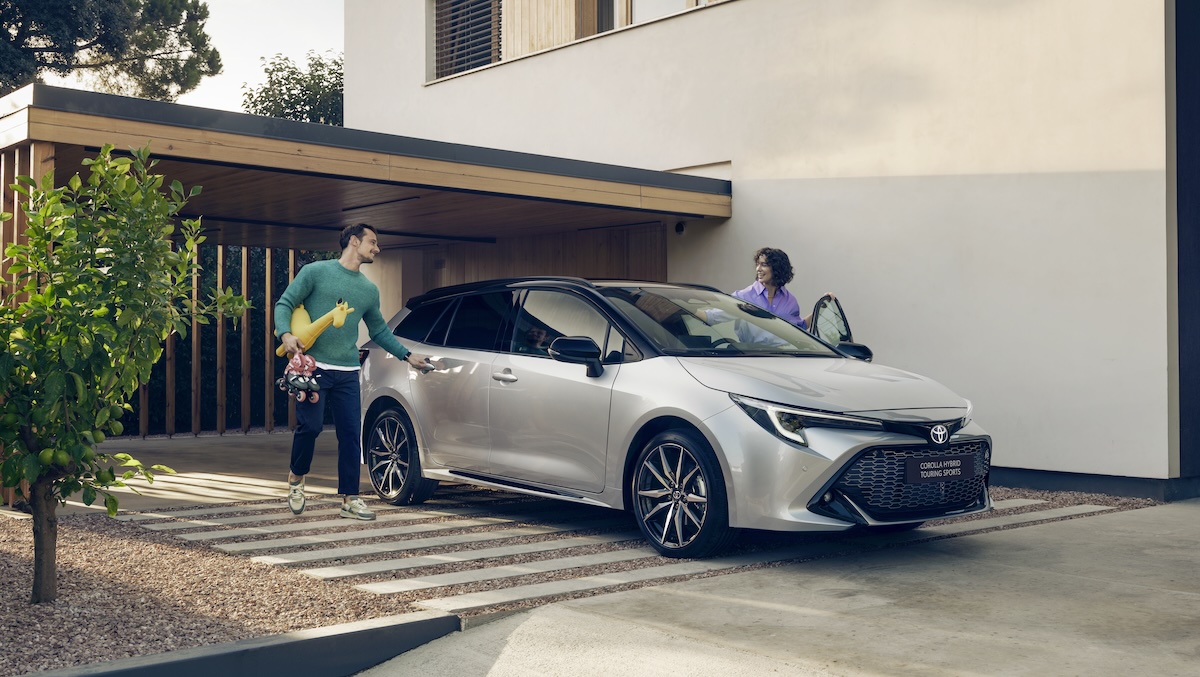 toyota corolla touring sports a noleggio