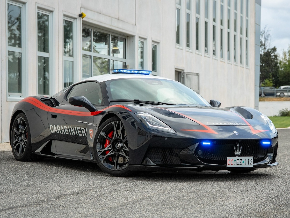 Stellantis al fianco dei Carabinieri con le vetture allestite per il trasporto degli organi