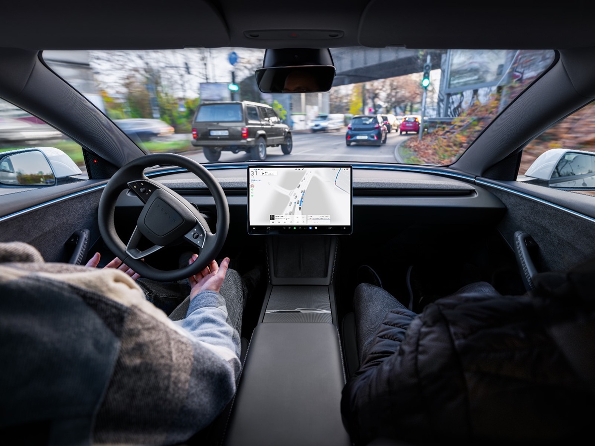 Tesla: Grok diventerà il “copilota vocale” nella guida autonoma