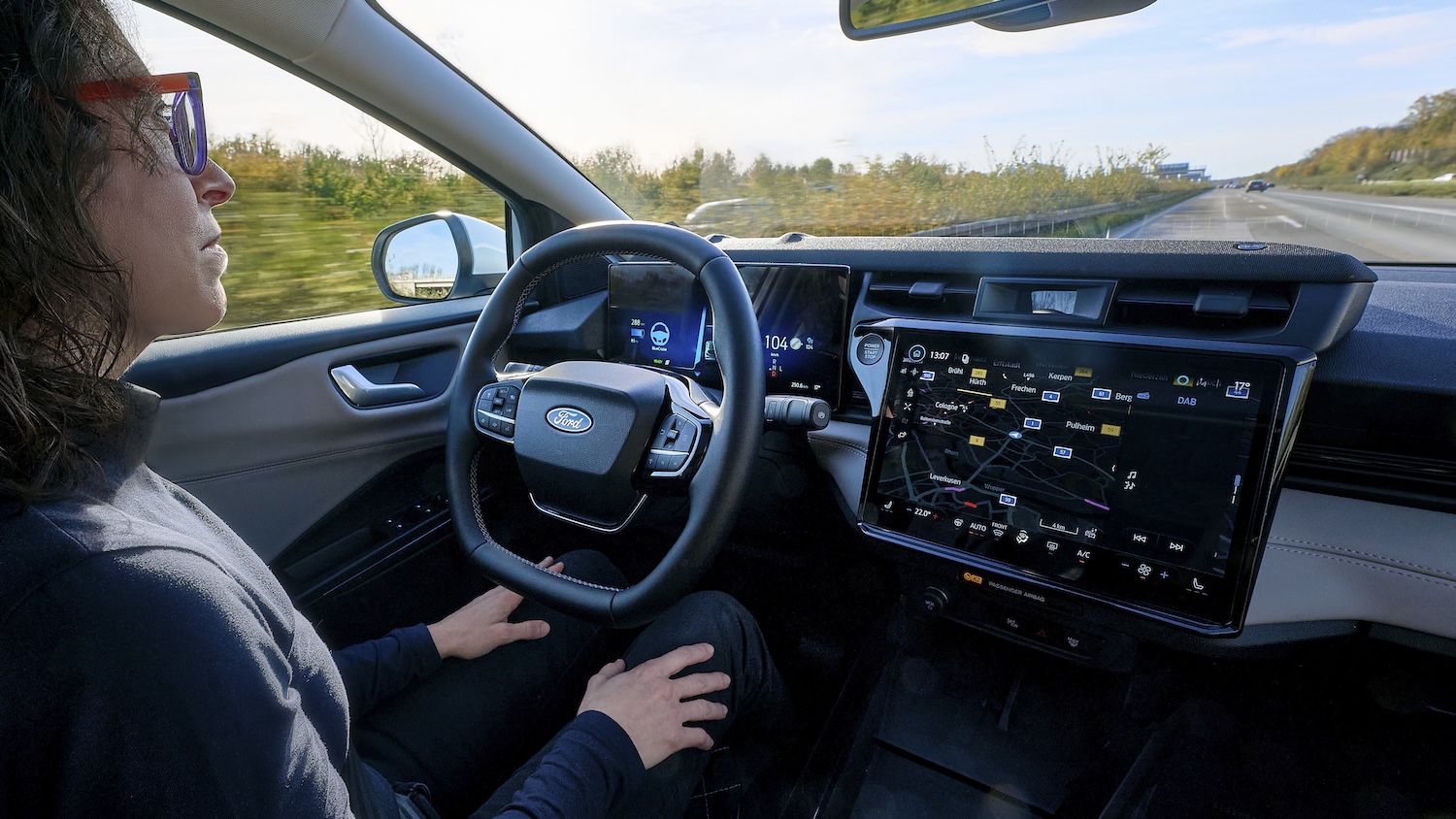 Guidare in autostrada (legalmente) senza mani sul volante? Ci pensa Ford BlueCruise