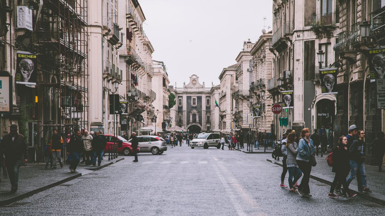 A Catania troppe auto, a Sondrio niente mezzi: dove ci si muove peggio in Italia