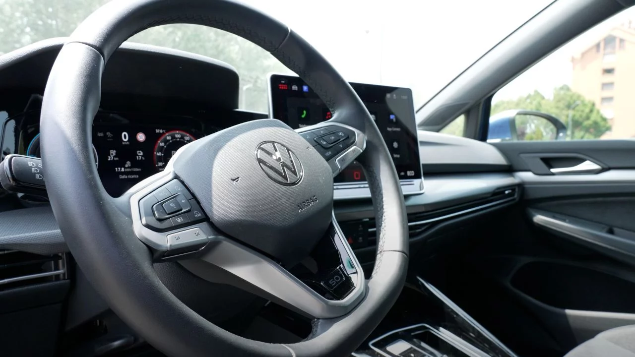 speciale-volkswagen-golf-ehybrid-3.jpg