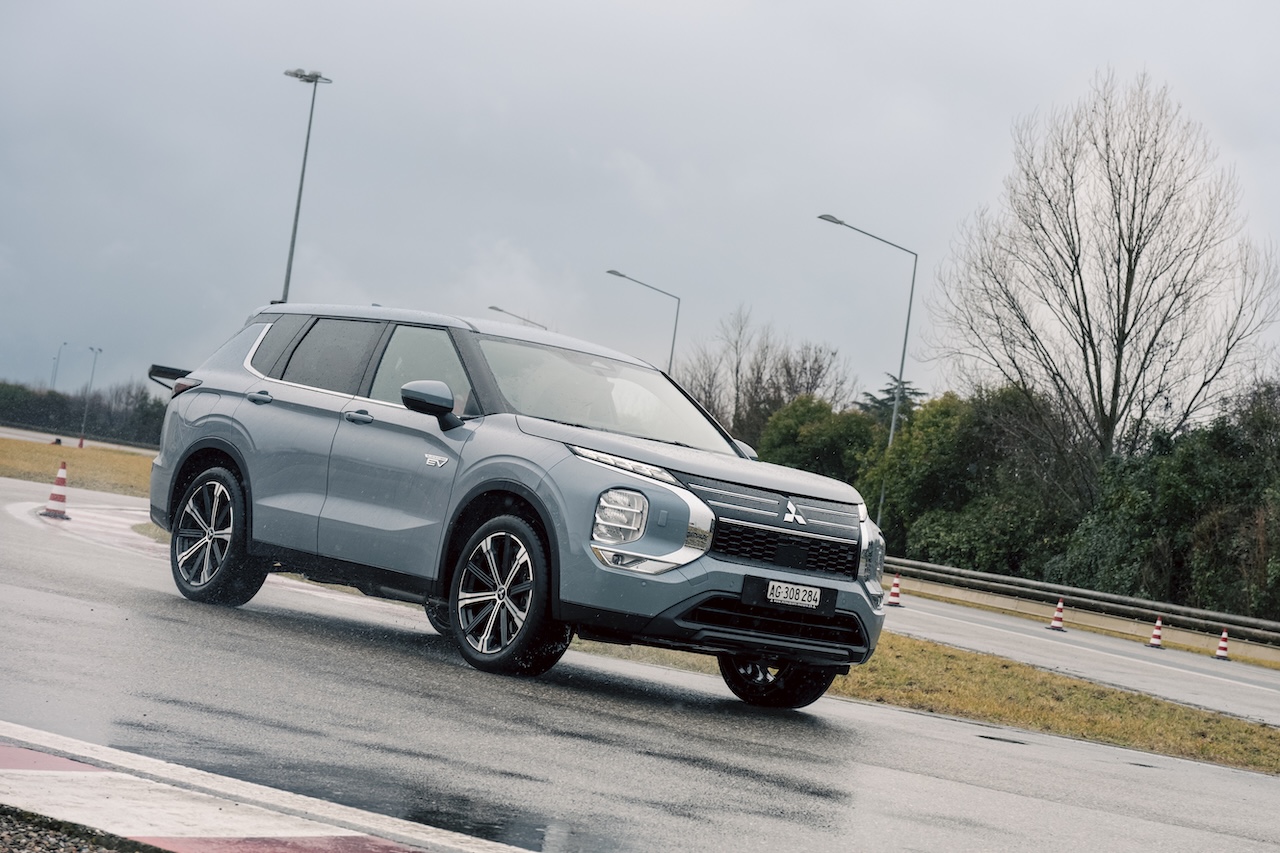 La novità Mitsubishi che piacerà a tanti: Outlander PHEV con autonomia da 834 km