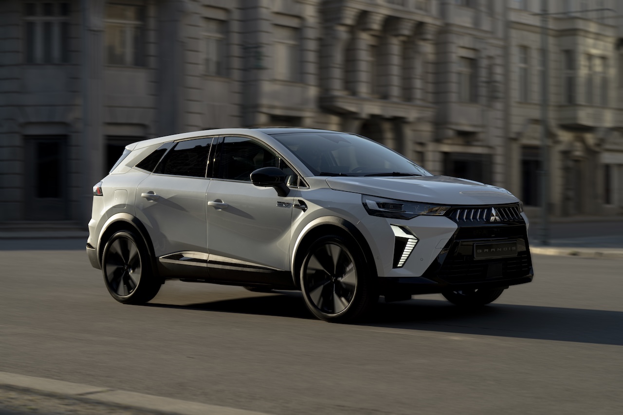 Nuova Mitsubishi Grandis: dimenticatevi il monovolume, ora è una C-SUV ed è ibrida